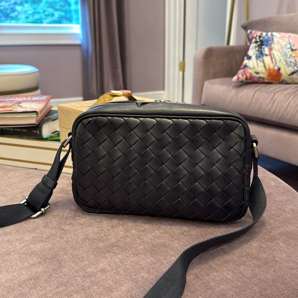 Bottega Veneta Intrecciato Camera Bag- Navy
Excellent pre-used condition!